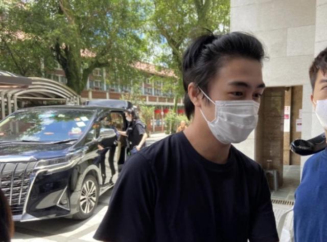 赌王法事现场：窦骁何超莲穿潮服像走秀，何猷君头发长得能扎小辫