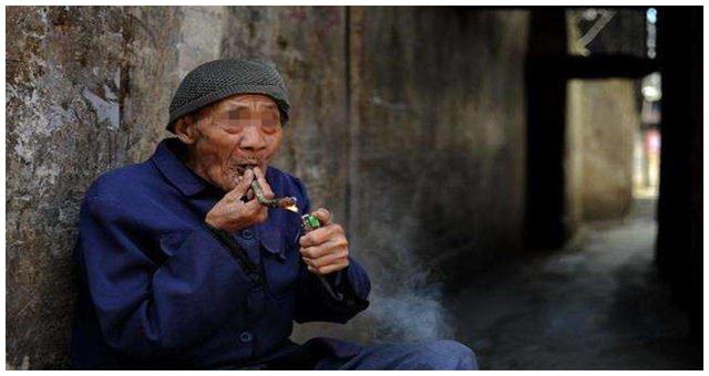 老人500万出售卖祖传宝刀，专家失望指责，老人