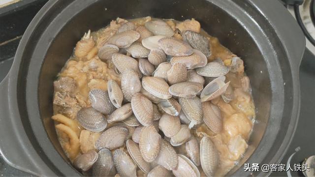 客家人吃鸡很有一套，不煎不炸加1斤花甲，出锅3斤鸡肉带汁吃光光