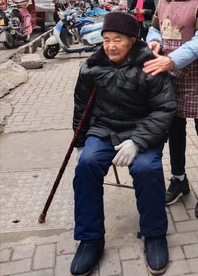 外公幫別人養孩子，侍奉父母，老來享受天倫之樂。這才叫吃虧是福