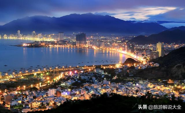 越南美女在中越边境摆摊，贩卖的商品，却让中