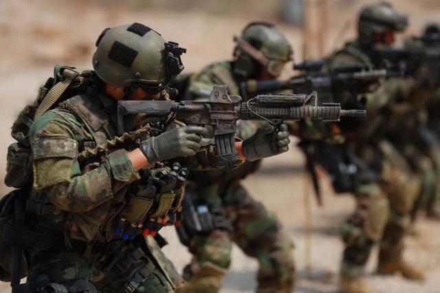 为何普通士兵战场捡枪被禁止，特种兵就可以？