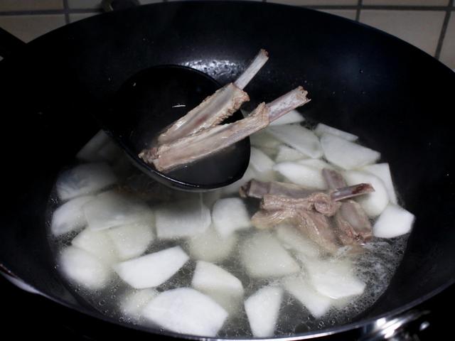 煮羊肉汤一定要焯水，用大把香料吗？记住这几点鲜美不膻