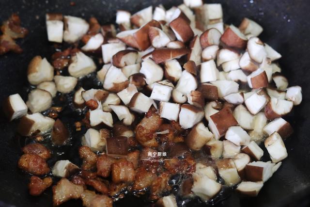 夏天这样做面条，做一锅不够吃，酱香浓郁，面条劲道，好吃到舔盘