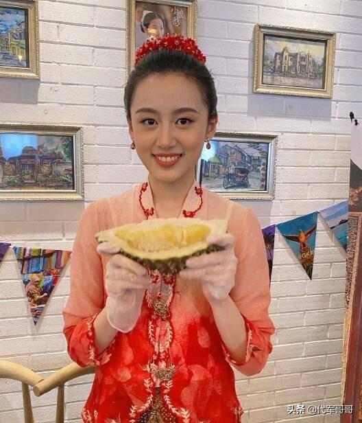 《小娘惹》中的美女，精通三国语言，如今22岁演