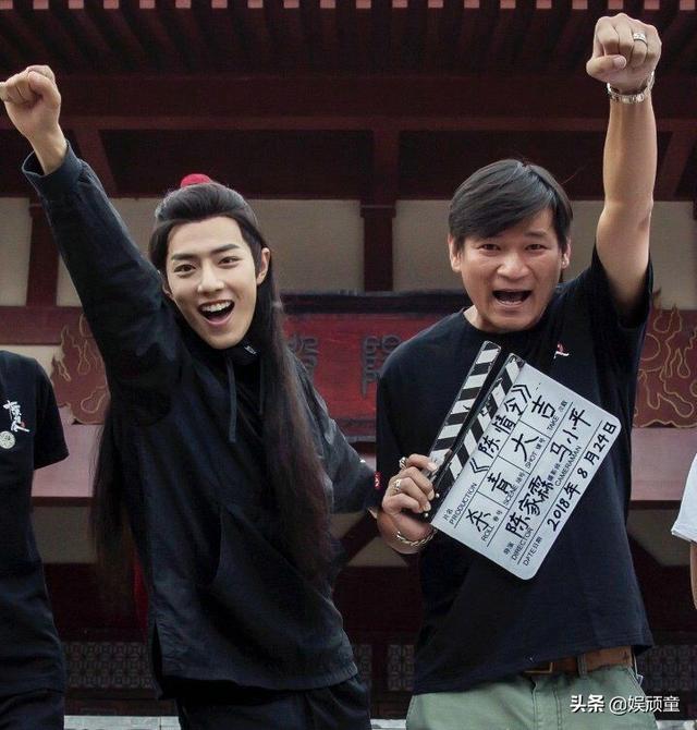 《陈情令》一周年之际，大量杀青照流出，那时肖战的笑太治愈了