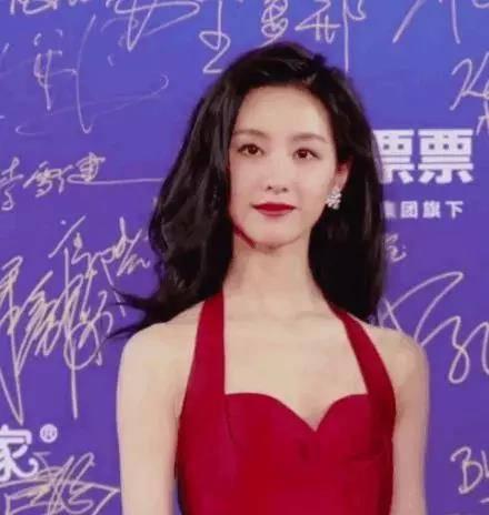 明明有巨星潜质可惜一直红不起来，她要是认命