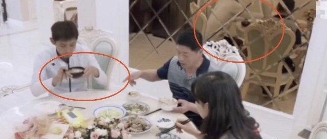 动作|张继科和镜子里的动作不一样 网友：爸妈一致更恐怖