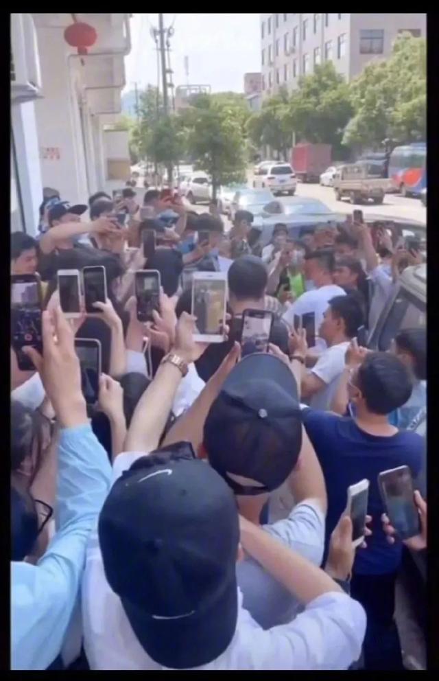 她被偷拍裙底？这都能算性骚扰了吧！还是应该