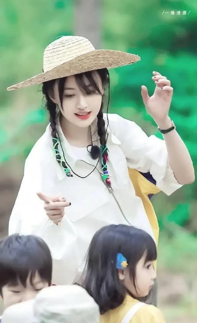 郑爽最新造型曝光！自制低脂减肥餐，手法娴熟，厨艺了得