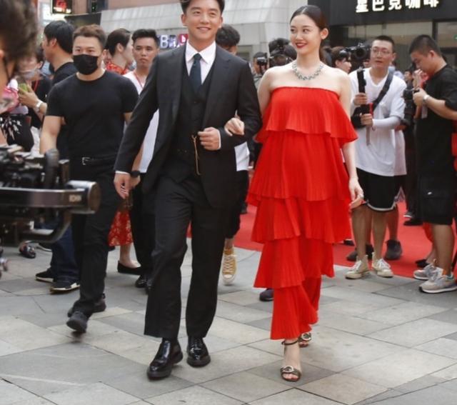 苗苗挺着大孕肚上台阶，谁注意郑恺手上动作？是不是真爱一目了然