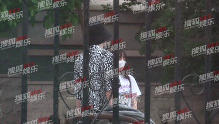 贾乃亮春风满面看女儿，与甜馨打羽毛球挥汗如