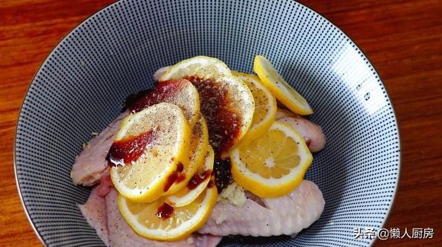 1个柠檬，一点鸡翅，这样做的鸡翅清香又清爽，外皮呈焦糖色