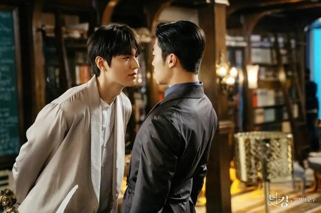 金秀贤新剧露腹肌，被投诉尺度过大，韩国男星