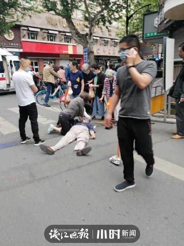 女护士跪地救人：大家牵挂的那只环保袋找到了，警方已锁定嫌疑人