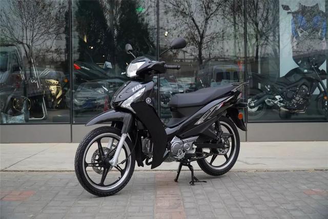 雅马哈弯梁代步车，前轮碟刹座高780mm，国四电喷百公里油耗1.7L