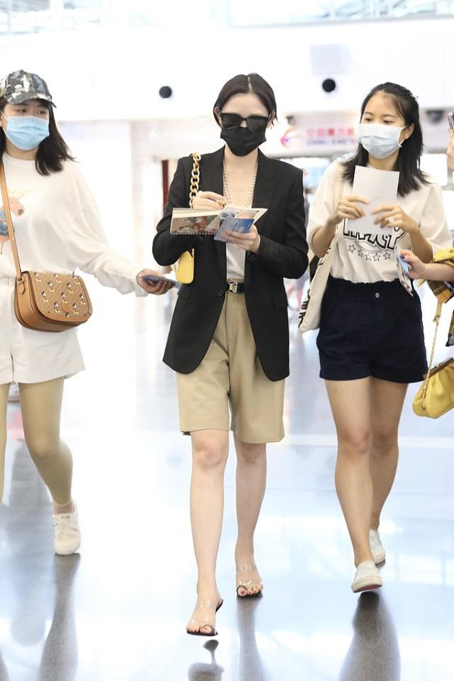 彭小苒是将“爸爸”的时尚穿出门了吗，机场现身很低调，太随性