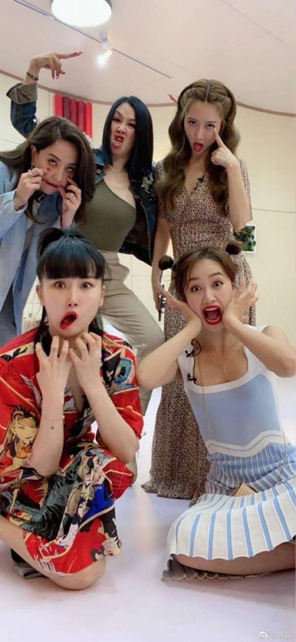 钟丽缇与年轻人合影大展风采，胸部惊人气场强