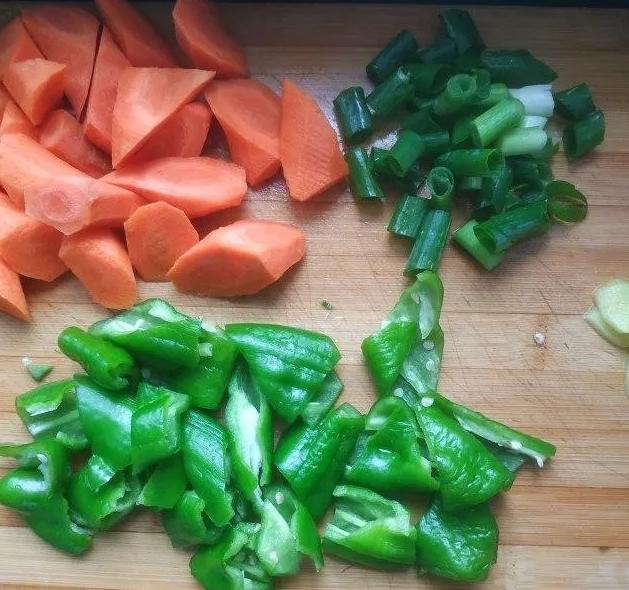 麻辣香锅鸡块，麻辣鲜香，好吃又下饭