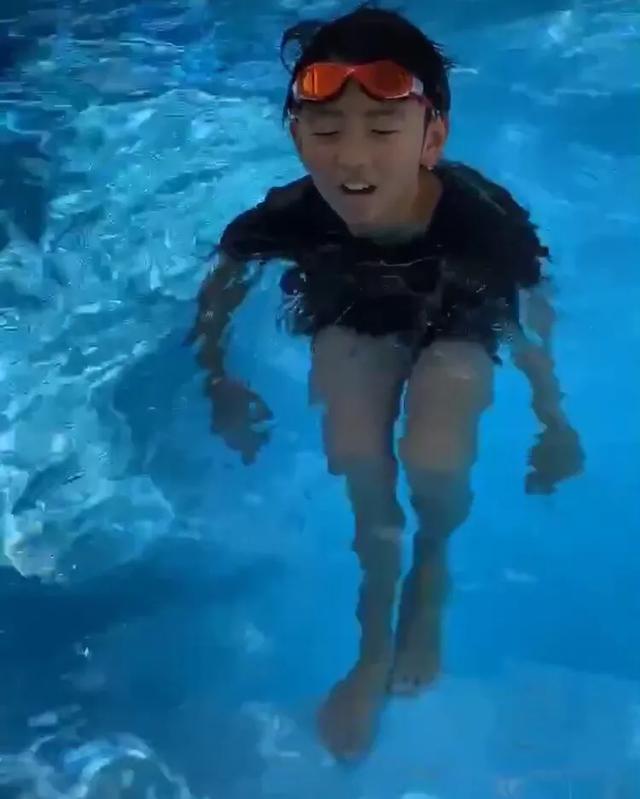 张柏芝晒俩儿子游泳健身，13岁Lucas练出腹肌，颜值身材不输爸爸
