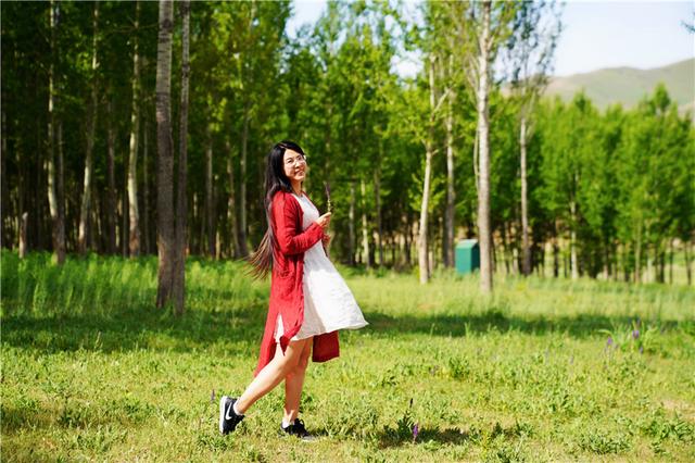 探秘新疆群山环抱之下的百年古村落，原始木头房子，美如童话世界