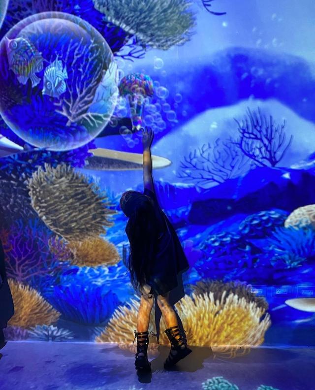 海洋馆成明星家庭旅游胜地，昆凌带儿女现身打卡，海瑟薇初成长