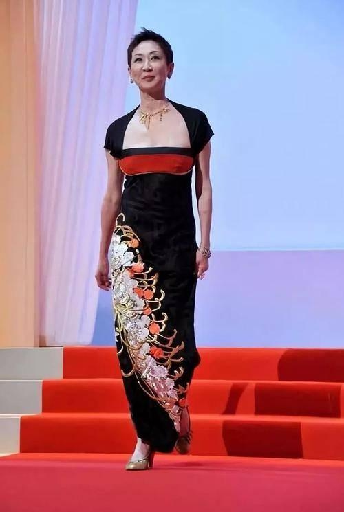 明明有巨星潜质可惜一直红不起来，她要是认命