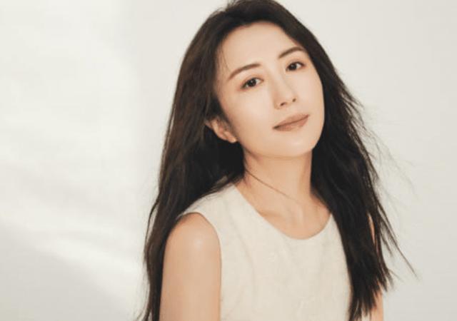 17岁红遍全国，意外怀孕找不到孩子父亲，儿子长大长相引非议