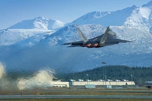 F22坠毁！美国这款最先进战机早已停产，每损失