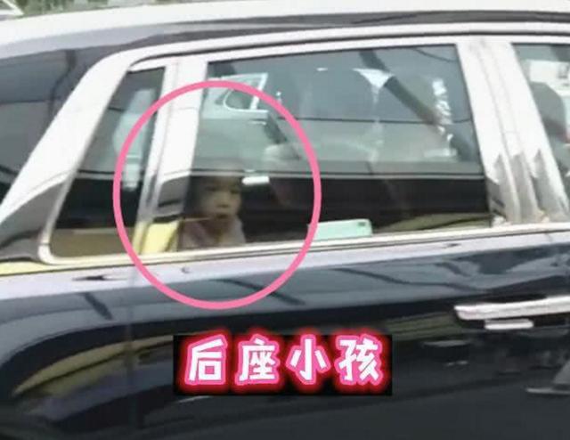 四川街头一辆上百万迈巴赫，司机手上物品暴露