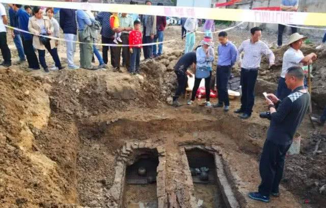 浙江古墓挖掘现场，村民拿着族谱赶来叫停发掘