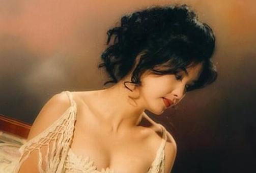 被誉为香港“玉女”，怕变老坚决不晒太阳不生