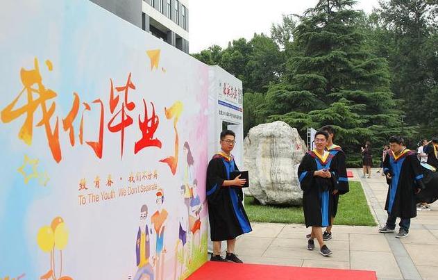 超现实！年入10万的毕业生6年才能买到房