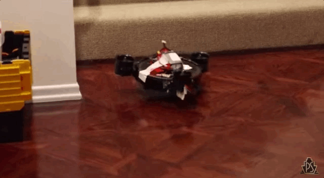 地面已经困不住扫地机器人，国外小哥改装后，遇到楼梯直接飞上去