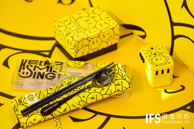 重庆IFS首推“KEEP SMILING尽享灿烂”艺术玩乐装置