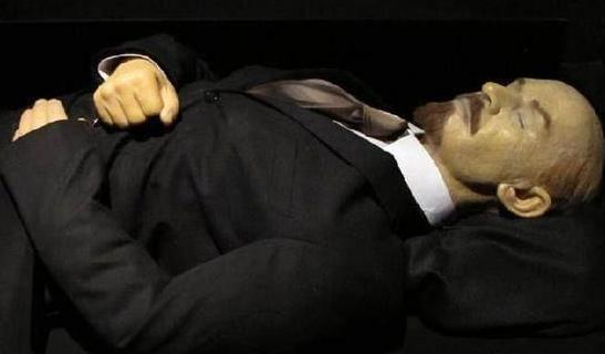 为保护列宁遗体，俄国派12名科学家看护，最后只