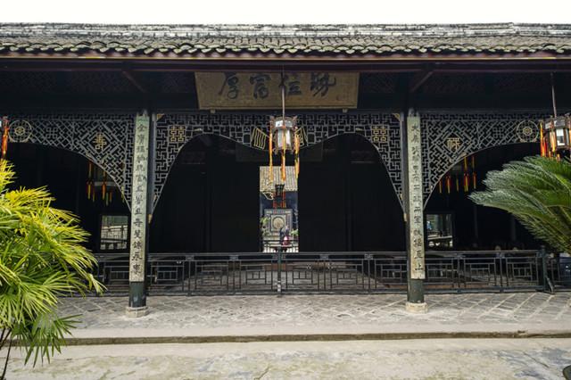 刘文彩姨太婚内偷欢多年，拿钱与戏子私奔，被