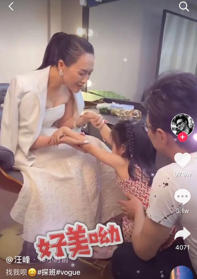 汪峰探班章子怡，女儿醒醒撞脸小苹果，一家三口同框超幸福