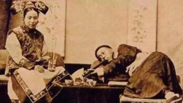 罕见老照片：美女伺候富家子弟抽食大麻，图6川岛芳子枪决后的情景