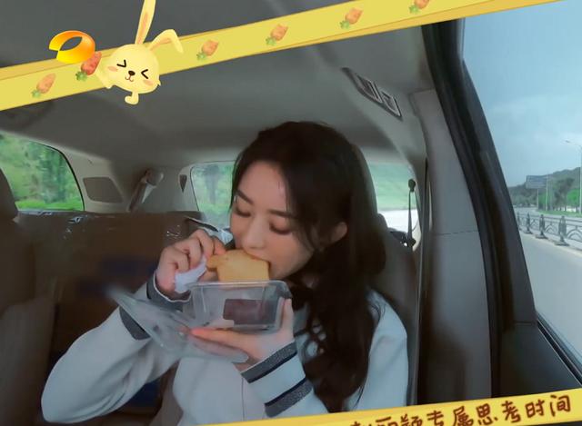 赵丽颖否认自己是吃货，直言思考才吃东西，但却被自己的举动出卖