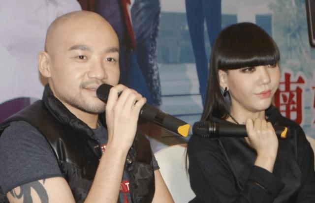 出狱后的李代沫，真变成了“网络乞丐”，直播三句离不开刷礼物