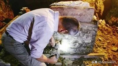村民挖出一具800年水棺，开棺后却吓退考古队，专家大喊有水银
