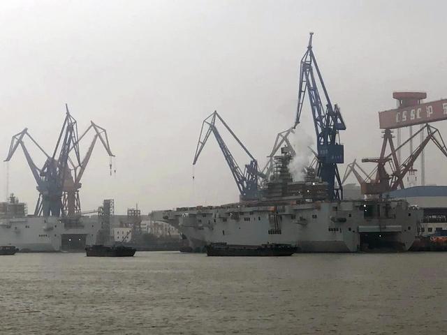 首艘075两栖攻击舰烟囱开始冒烟，海试近在眼前