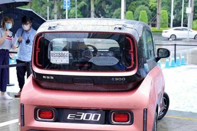 新宝骏E300，科幻外观，未来的座舱，配2-4个独立