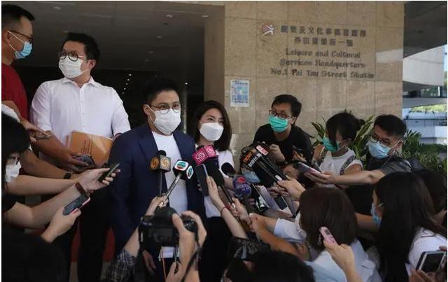 霍启刚又晒仨娃同框照，大女儿穿泡泡袖甜美，