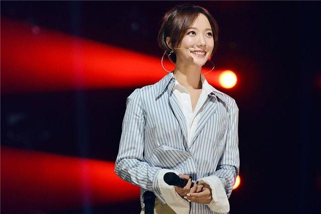 郭京飞王珞丹坐景区雕塑踩石碑，网友吐槽：不文明素质低