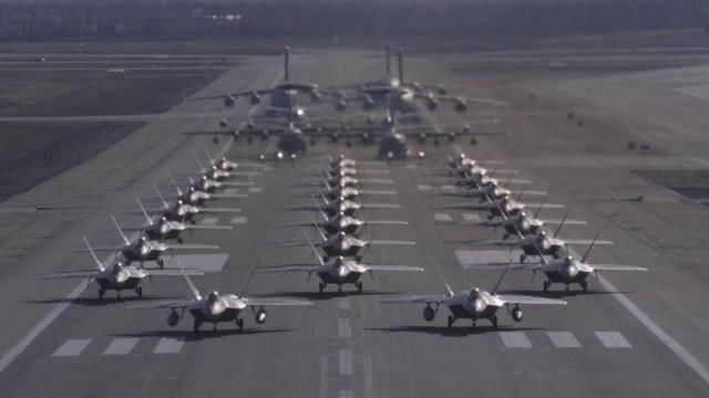 抗疫表演中F22突然坠毁，美军改口不承认感染，