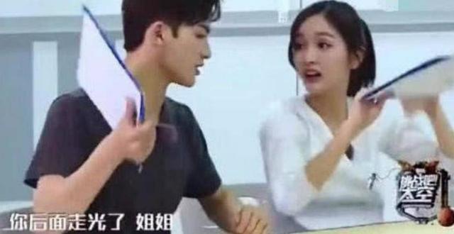 对着镜头“整理”衣服，女艺人没啥，李晨被字幕组警告