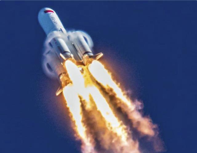 天空划出一道火光，长征5B火箭落入大西洋，美下令：太空军追踪