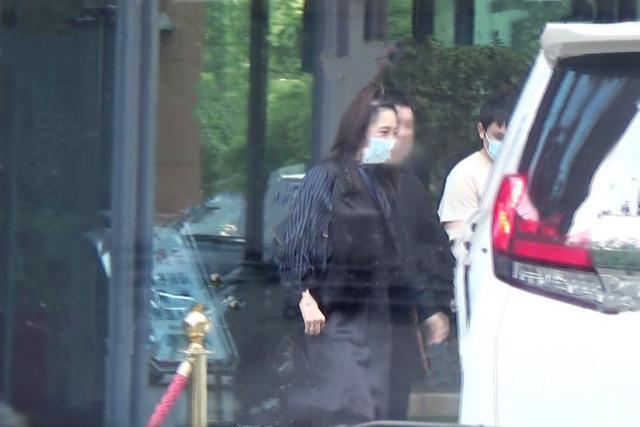 白百何近照曝光被指不修边幅，衣着邋遢似素人